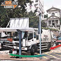垃圾車失事模擬圖：女途人見垃圾車失控衝至，大驚走避，被垃圾車撞倒的交通燈柱擊中受傷。