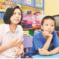 袁太（左）節衣縮食，也要為兒子購買合用的助聽器。