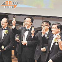 梁卓偉（左二）喺表演前舉杯祝酒，左一為香港醫學組織聯會會長勞思傑醫生，右二為方道生。