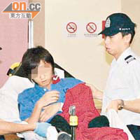 獲救青年由救護員送院救治。