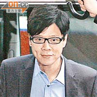 陳志雲昨日到法庭應訊，一落車便展示招牌式酒凹笑容。