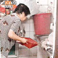 薄扶林村村民清理屋內積水。 