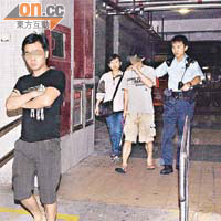 被打傷男子（右二）由警員陪同送院。左為助查住客。