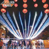 維園舉行大型的綵燈會，展出各種富有中國藝術特色花燈，並且有精彩表演。