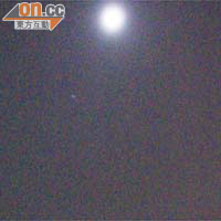 晚上十時，在大埔（白石角）抬頭望，可見到月亮高高掛在天空上。