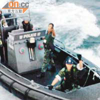 水警小艇隊人員前日傍晚強行攔截「釣魚台二號」。