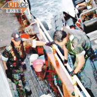 水警小艇隊人員強行登船。保釣行動委員會提供圖片