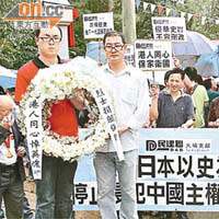 有政黨成員昨到抗日烈士紀念碑前獻花。