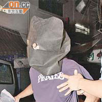 警員在現場帶走一名男子。