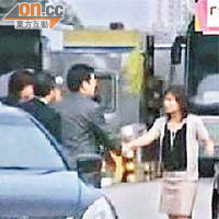 日本駐華大使館人員獲准與四名監視居住的日本人見面。	電視畫面