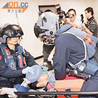 飛行服務隊隊員將男童送院時仍不停急救。