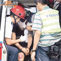 紋身司機被警員扣上手銬拘捕。