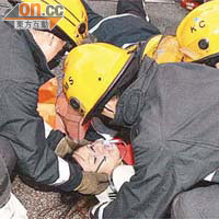 救援人員替受傷女子急救。