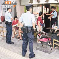 警員在肇事茶餐廳調查。