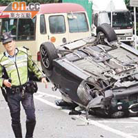 肇事私家車「反肚」橫臥路中。