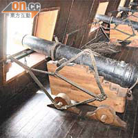安達盧西亞號上裝有二十門仿製的鑄鐵炮筒。