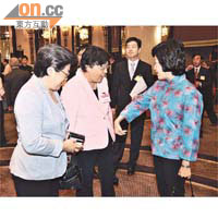 右起：葉劉、范太同黃光漢太太講起着衫，大家各有心得。