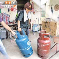 有村民一度取出兩個石油氣罐，要求政府不要收屋。