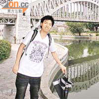 病發前的黃柳浩精神奕奕，經常出外旅遊，增廣見聞。