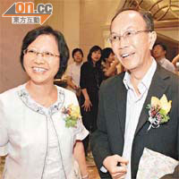 梁慶材（右）最終獲長子捐肝得以續命重生，左為梁妻。	資料圖片