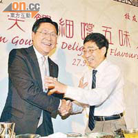 肥亨（中）讚郭位（右）炮製嘅酸辣湯好飲之餘，仲建議佢喺城大開熟食檔為學校籌款。