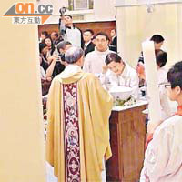 天主教香港教區為信眾施洗絕不收費。圖為藝人鍾楚紅去年接受洗禮。	資料圖片