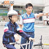 前港隊單車代表劉敬宇（右）因非禮女學員被判監禁。	資料圖片