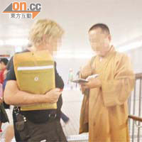 尖沙咀<br>另一名假和尚（右）在梳士巴利道向遊客募捐。