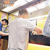 在尖沙咀一大廈的兌換店，將美金善款兌換成港元。