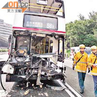 巴士車頭毀爛不堪。
