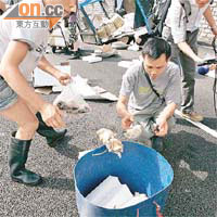 司機（右）清理路面海產時一臉無奈。