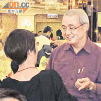 黎文熹（右）現身前九鐵員工搞嘅一個晚宴，與舊同事敍舊。