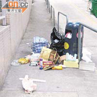 不少市民貪方便將大袋垃圾塞進垃圾桶，這做法可被檢控。	受訪者提供
