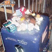 竹園街市對開原有的垃圾桶改作煙蒂箱，令市民無處放置垃圾，結果煙蒂箱被當作垃圾桶，箱頂擺滿垃圾。	資料圖片