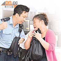 死者母親激動痛哭，需警員安慰。