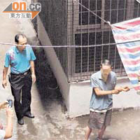 刑警紀錄疑兇重組案情。