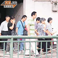死者家屬拜祭後傷心離去。
