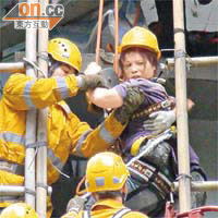消防員用雲梯將被困女工救下送院。