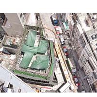 港鐵於皇后大道西的地盤（紅框）佔用了一條行車線，令該路段經常塞車。