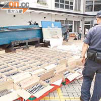 警方展示檢獲的走私電腦零件。