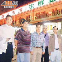 發叔（右一）夜遊士林夜市，仲請大家去國賓大飯店豪食佛跳牆。左起為林偉強、蘇西智、陳東、鄧國綱。