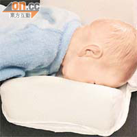 嬰兒在睡眠墊上轉身俯臥睡眠,容易窒息死亡。