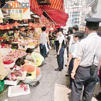 食環署人員為確保市民健康，會不時巡查全港店舖，打擊問題食品。	資料圖片
