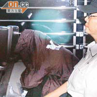 被告蔣嘉燕在囚車上以衣服遮面。