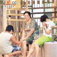 死者兩名同學及一名學生家長傷心落淚。