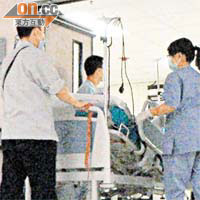 事發後，昨日如常有病人推往C10手術室做手術。