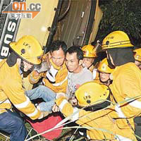 消防員救出被困司機。