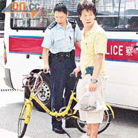 受傷男童的父親事後到場取走兒子的單車和物件。