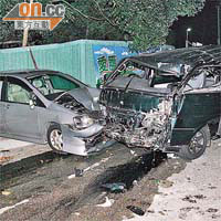 肇事客貨車再撼路邊汽車，車頭盡毀。