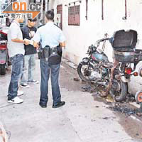 大角咀<BR>「老爺」電單車焚毀，警員在場調查。